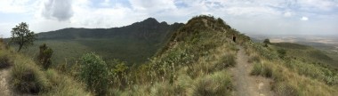 Au sommet du Mont Longonot , volcan dominant la vallée du Rift